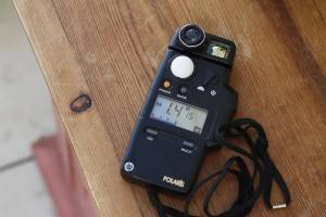 This light meter works as both a spotmeter and incident meter.